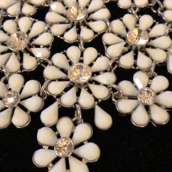 - White daisy party statement necklace, silver - Picture 3 of 8